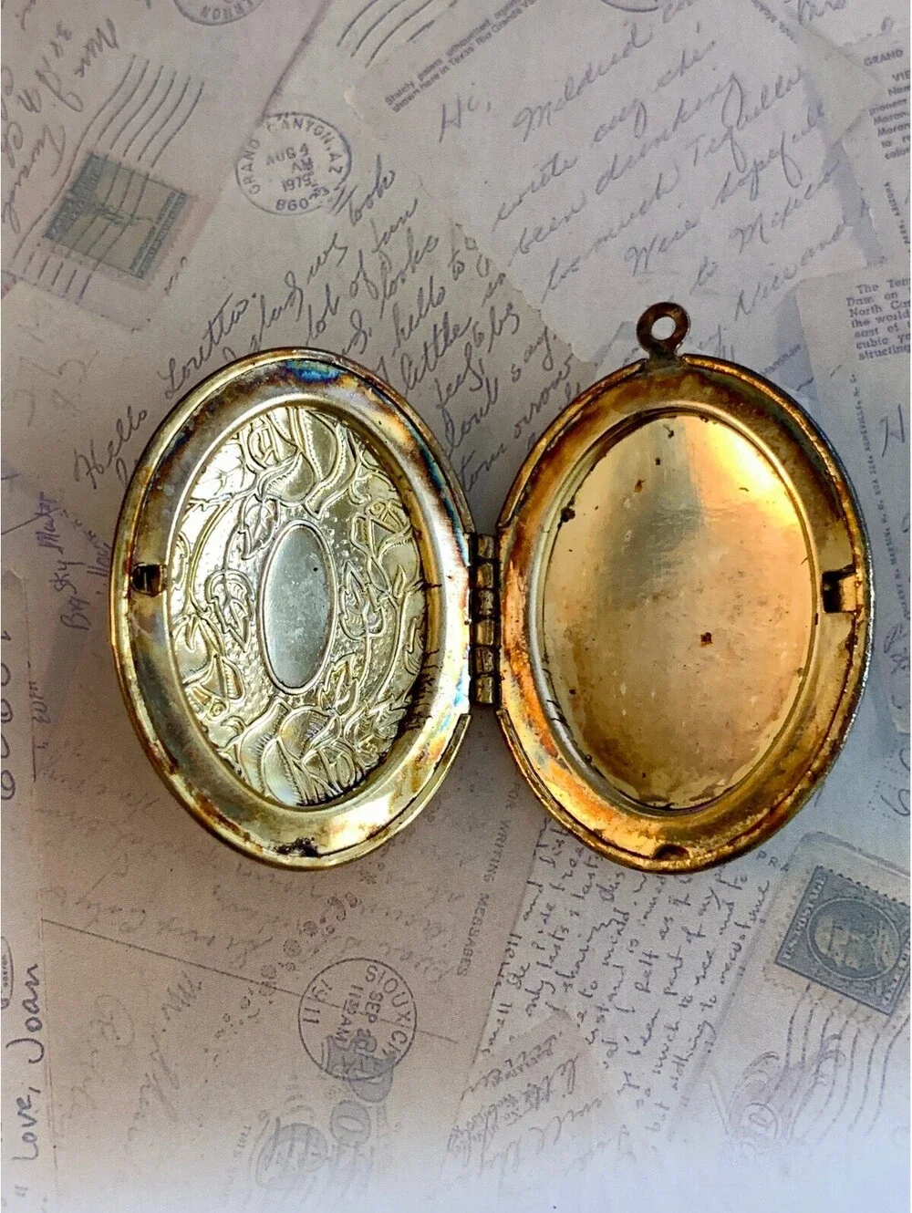 Vintage Elegant Gold-Tone Oval Locket Pendant with Floral Design